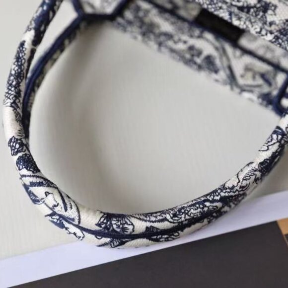 Classic DIOR Bag: A Stylish and Versatile Choice for Elegance - Picture 3 of 15